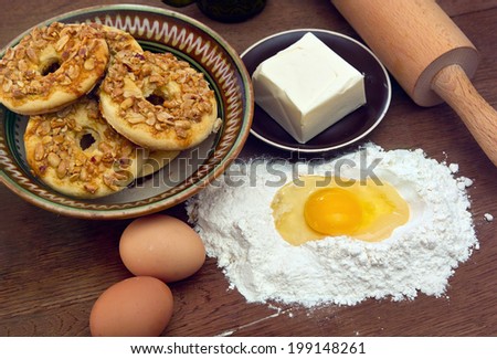 Photo of cookies and ingredients for its creation.