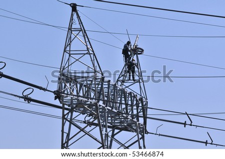 Versla het plaatje. Stock-photo-workers-of-high-voltage-posts-53466874