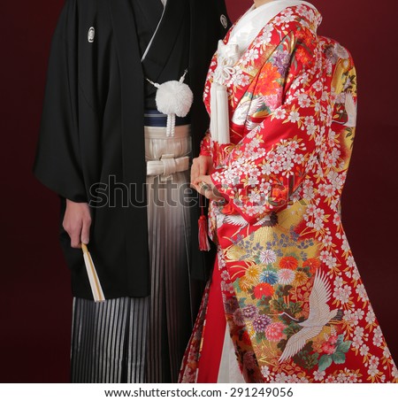 Newlyweds who got dressed up in Japanese kimono.