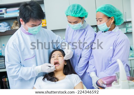 3 Dentists are dental checkups to dental treatment