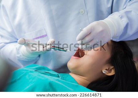 Asian woman gives dentists examined the teeth are anesthesia