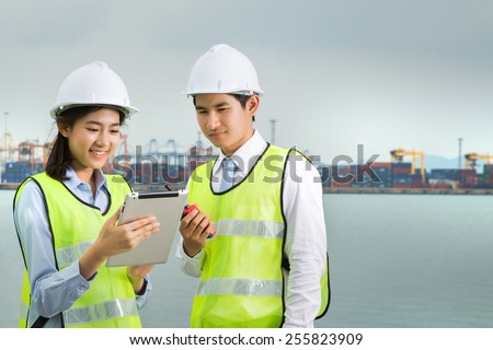 Transportation Engineers, Product Engineers working docks Female tablet and are delivered.
