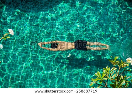 Man swimming Stay at a resort in the summer holidays