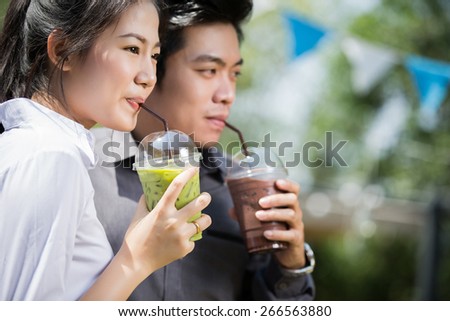 Asian men and women are drinking green tea, chocolate, cool in the summer
