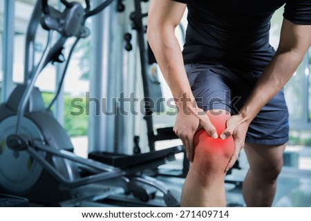 Healthy men Injury from exercise in the gym, he injured his knee