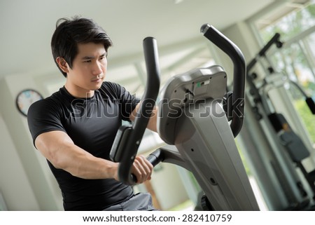 Asian men were cycling in the gym. He has a strain rate of the Heart Rate