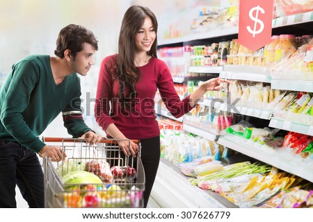 Couples are choosing food at the supermarket