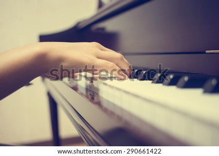 Girl\'s hands on the keyboard of the piano : Vintage filter