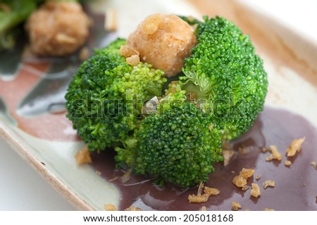 Steamed broccoli and meatballs