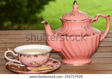 English tea drinking, a favourite past time among the rich / Teapot and cup / Exclusive teapot sets collection