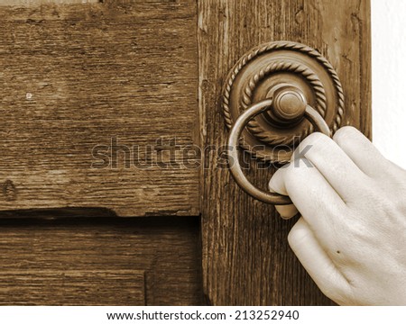 The hand opens the door handle