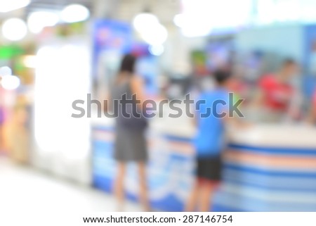 Blurred defocused grocery supermarket - Bright blur of people in shopping center