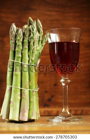 Green asparagus and glas of pink wine/ Green asparagus and pink wine