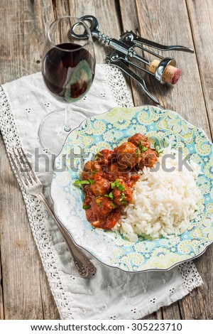 meat balls in red wine sauce with rice