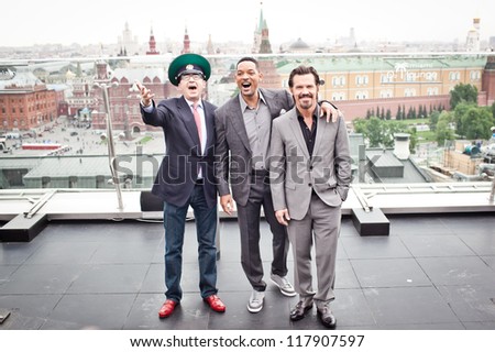 MOSCOW - MAY 18: Will Smith, Barry Sonnenfeld and Josh Brolin  attends the photo call \'Men in black 3\' during the premiere of this film on May 18, 2012 in Ritz Carlton Hotel, Moscow, Russia