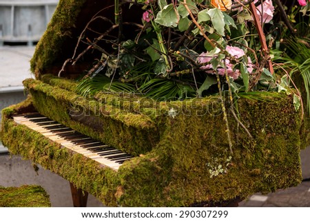 Old piano dress in green moss and flowers