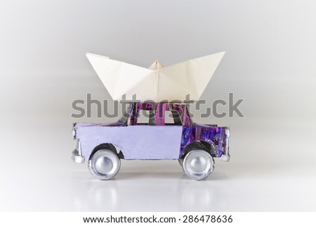 The boat is ready on the car: it\'s time to leave for the holidays by the sea