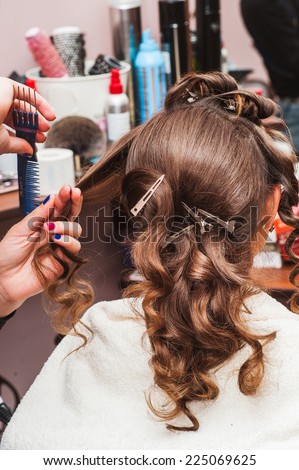 Wrap the hairdresser curling iron, curling irons