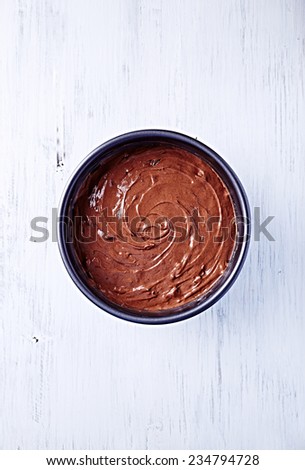Chocolate pastry in a cake tin (seen from above)