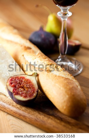Baguette with fresh figs,blue cheese and red wine