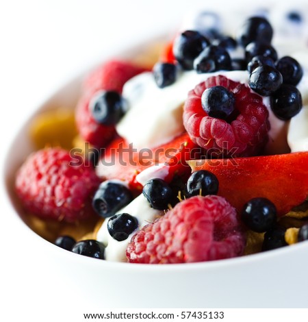 Cornflakes with fresh fruits and yogurt