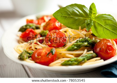 Spaghetti with asparagus and cherry tomato