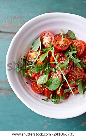 Cherry tomato and arugula salad with flax seeds