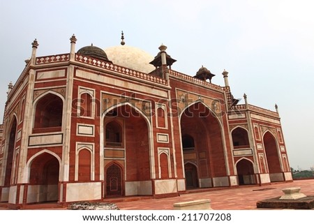 Humayun\'s Tomb is in Delhi India under the influence of Persian architecture/Humayun\'s Tomb  in Delhi India