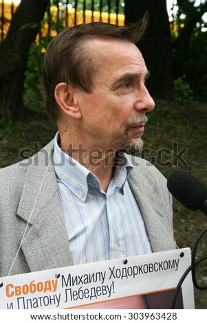 Moscow, Russia - June 4, 2009. Human Rights Activist Lev Ponomarev to protest in support of Khodorkovsky. Political picket of Solidarity at the building of Hamovnichesky court