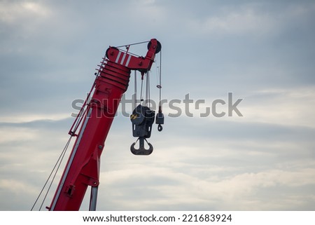 Construction crane for heavy lifting