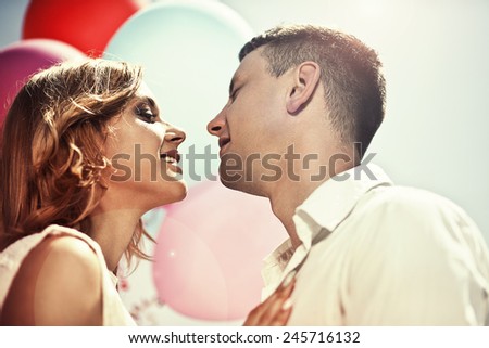 Kissing couple with red balloons - Stock Image - Everypixel