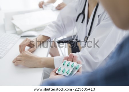 Doctor to pass the medicine to patients