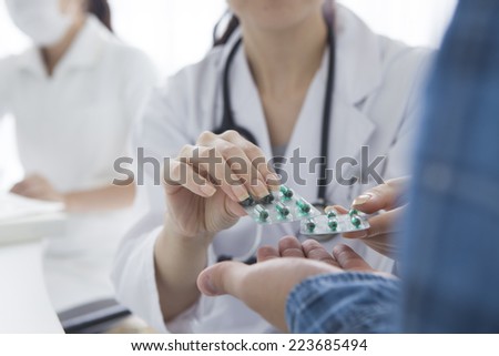 Doctor to pass the medicine to patients