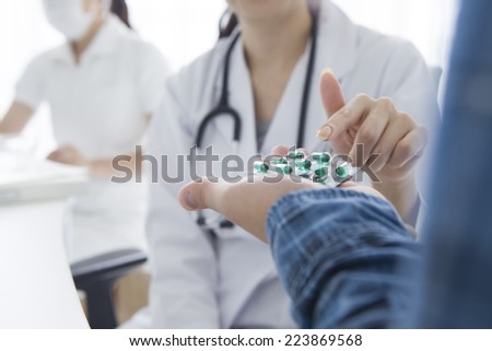 Doctor to description of the medicine to the patient