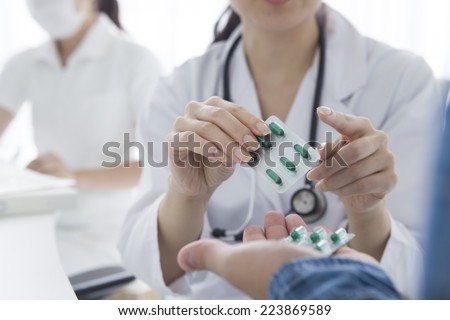 Physician to the description of the medicine to the patient