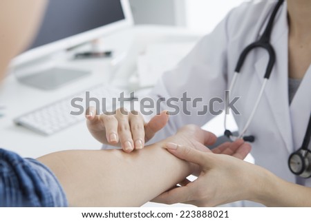 Doctor to treat the patient's arm