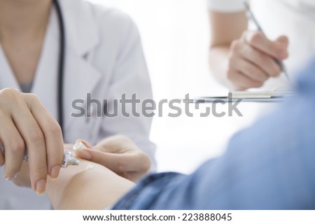 Doctor to treat the patient\'s arm