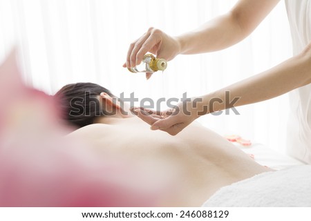 Esthetician to hang the oil on the back