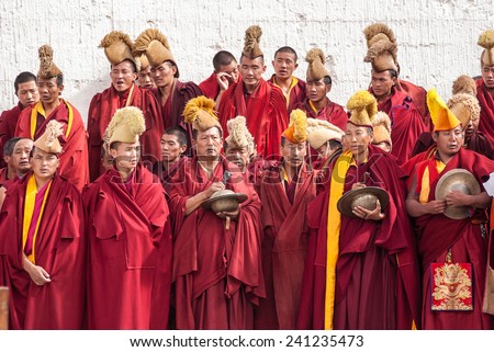 ZHONGDIAN,CHINA - NOV 16 : Group of Tibetan monks perform a funeral ritual in Songzanlin Tibetan Buddhist monastery area on November 16,2009 in Zhongdian,Yunnan China.