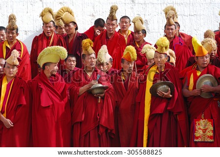 ZHONGDIAN,CHINA - NOV 16 : Group of Tibetan monks perform a funeral ritual in Songzanlin Tibetan Buddhist monastery area on November 16,2009 in Zhongdian,Yunnan China.