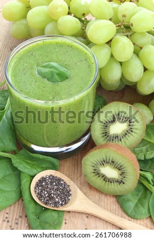 Green smoothie rich in dietary fiber : spinach, chia seeds, grapes and kiwi.