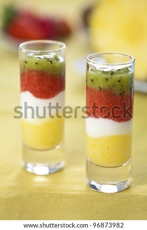 mashed fruit cups without mixing of rows of color