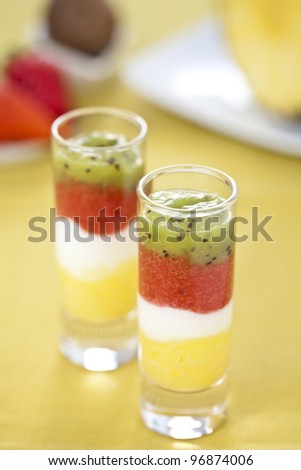 mashed fruit cups without mixing of rows of color