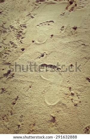 Foot prints in the sand in Blur style