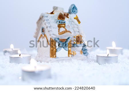Christmas decoration with artificial snow, snow house and candles/Christmas decoration