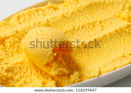 Dish of yellow custard ice cream