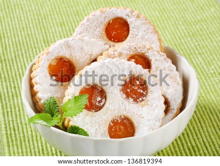 round cookies with marmelade and sugar