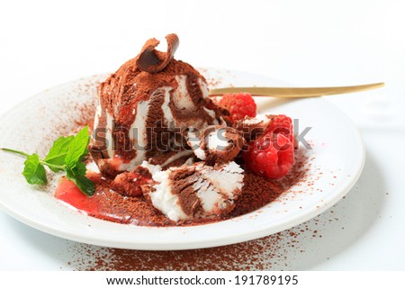 Vanilla and chocolate sundae with mashed berries
