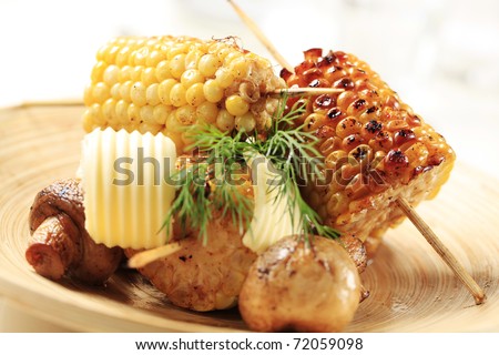 Roasted sweet corn cobs and button mushrooms