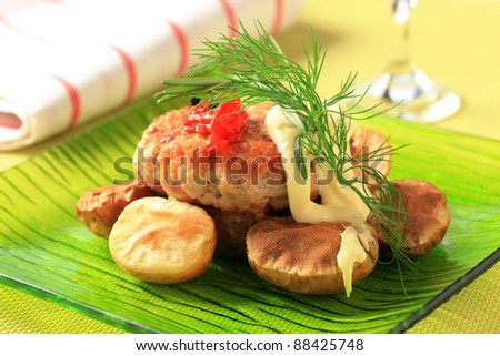 Meat patty with jacket potatoes and dressing
